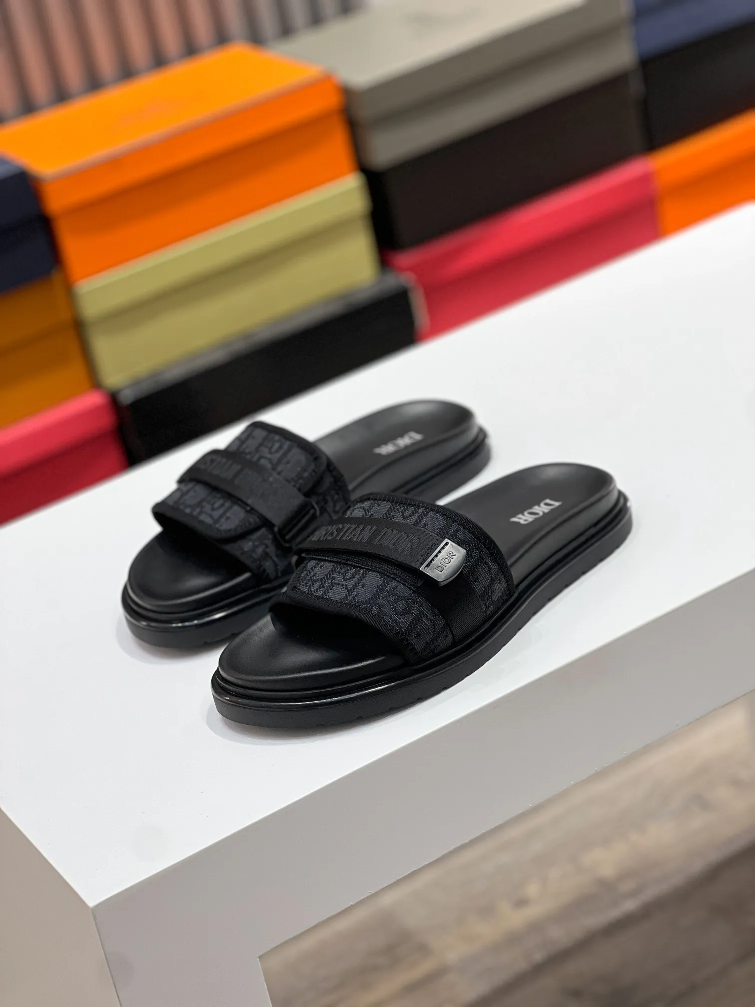 Men's men's shoes💰320【DIOR】🐝🐝Top version. 2024ss Dior’s latest men’s slippers are a must-have. Dior Alias ​​Men's Genuine Leather Slippers This summer new Alias ​​sandal embodies a casual and elegant style. Carefully crafted from grained cow leather and Oblique printed fabric, with cowhide lining! Cross-strap design with metal-clad brass CD Diamond logo. The imported cowhide leather and rubber sole adds sophistication and comfort, while Oblique print-effect anti-slip panels add style. Size39-44 (customized at 38.45)